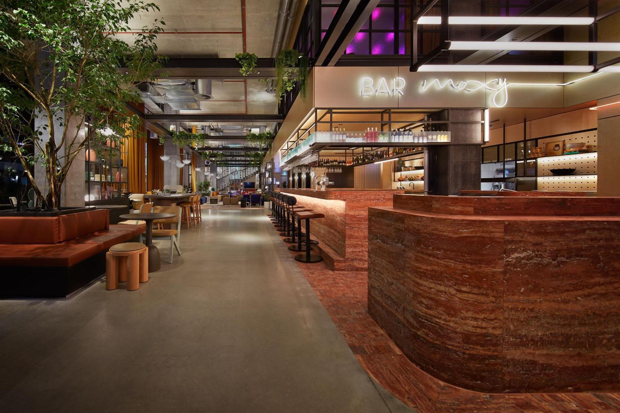 Moxy Airport 4*