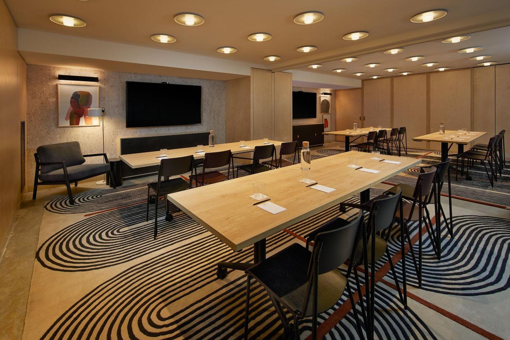 Moxy Airport Hotel 4*