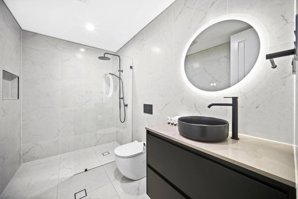 Luxury Retreat & Spacious 4br House In Willoughby Holiday home