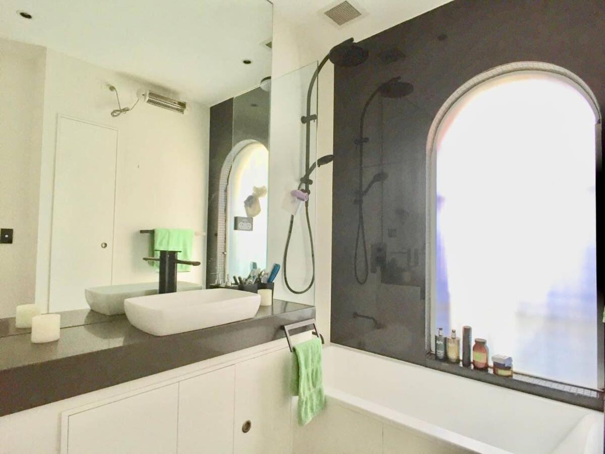 3 Storey House Walk To Fox Scg & Holiday home Sydney