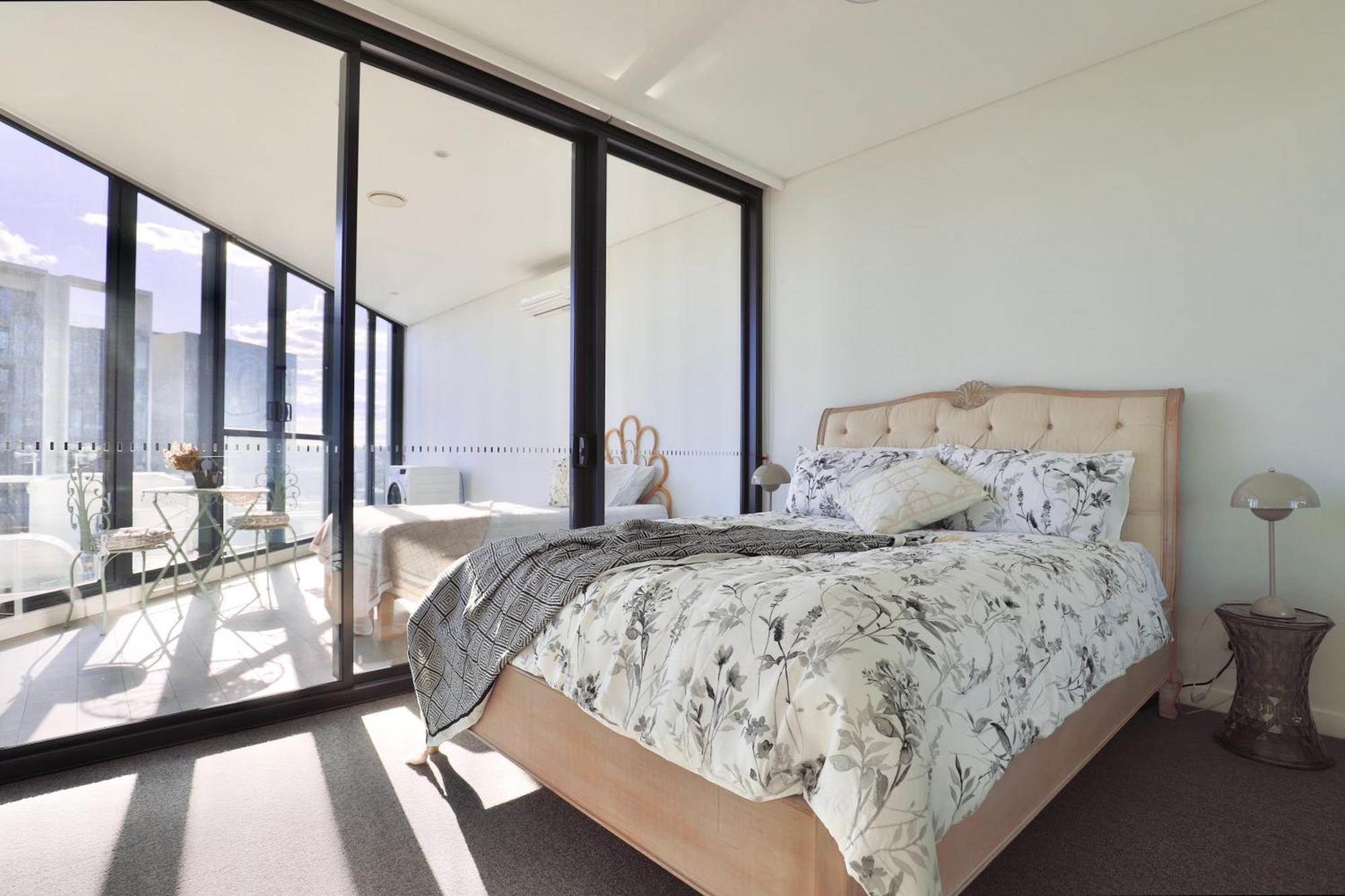 Lumiere Waterside Oasis - Views, Parking, Ease *