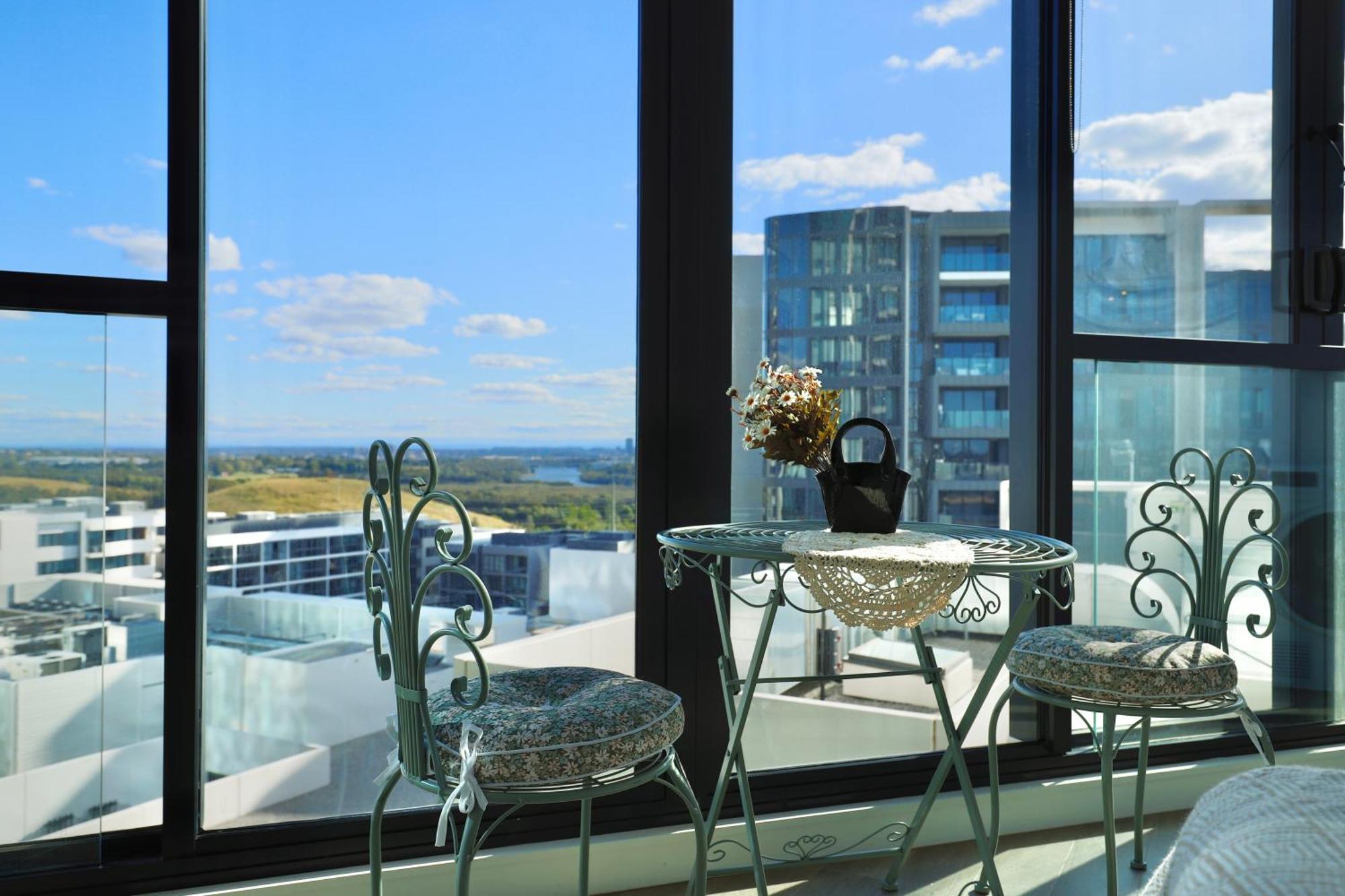 Lumiere Waterside Oasis - Views, Parking, Ease Apartment