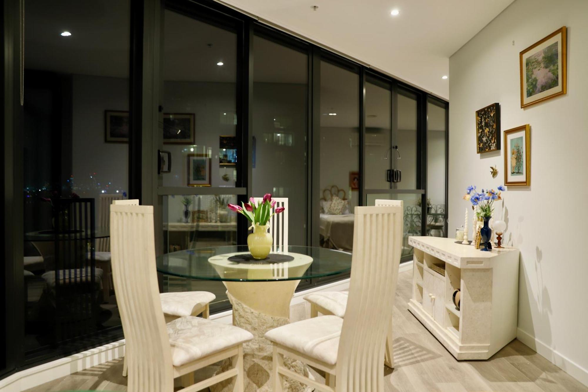 Lumiere Waterside Oasis - Views, Parking, Ease Apartment