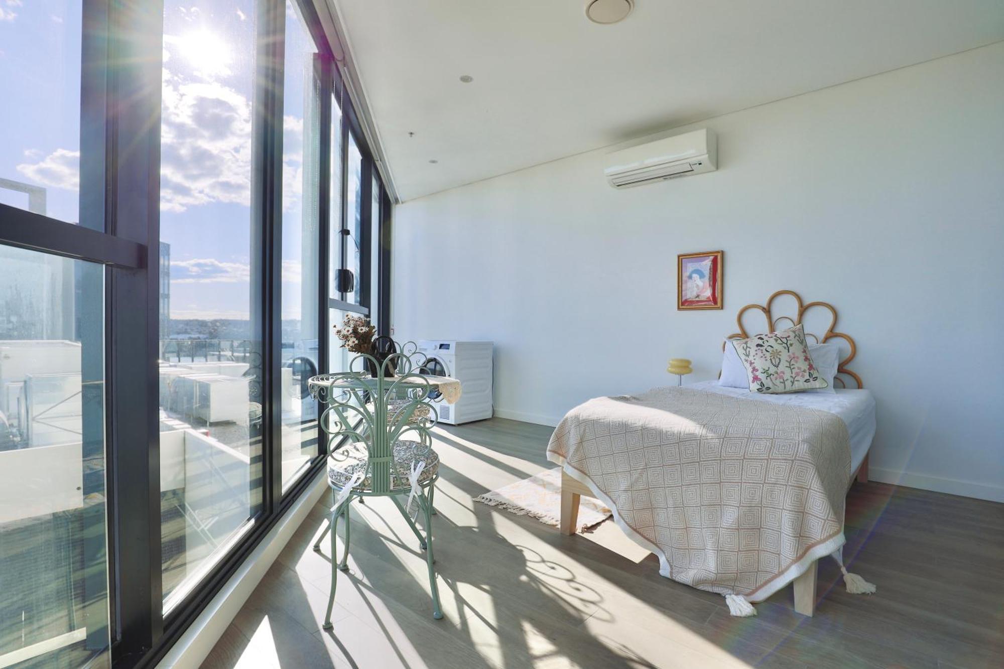Lumiere Waterside Oasis - Views, Parking, Ease *