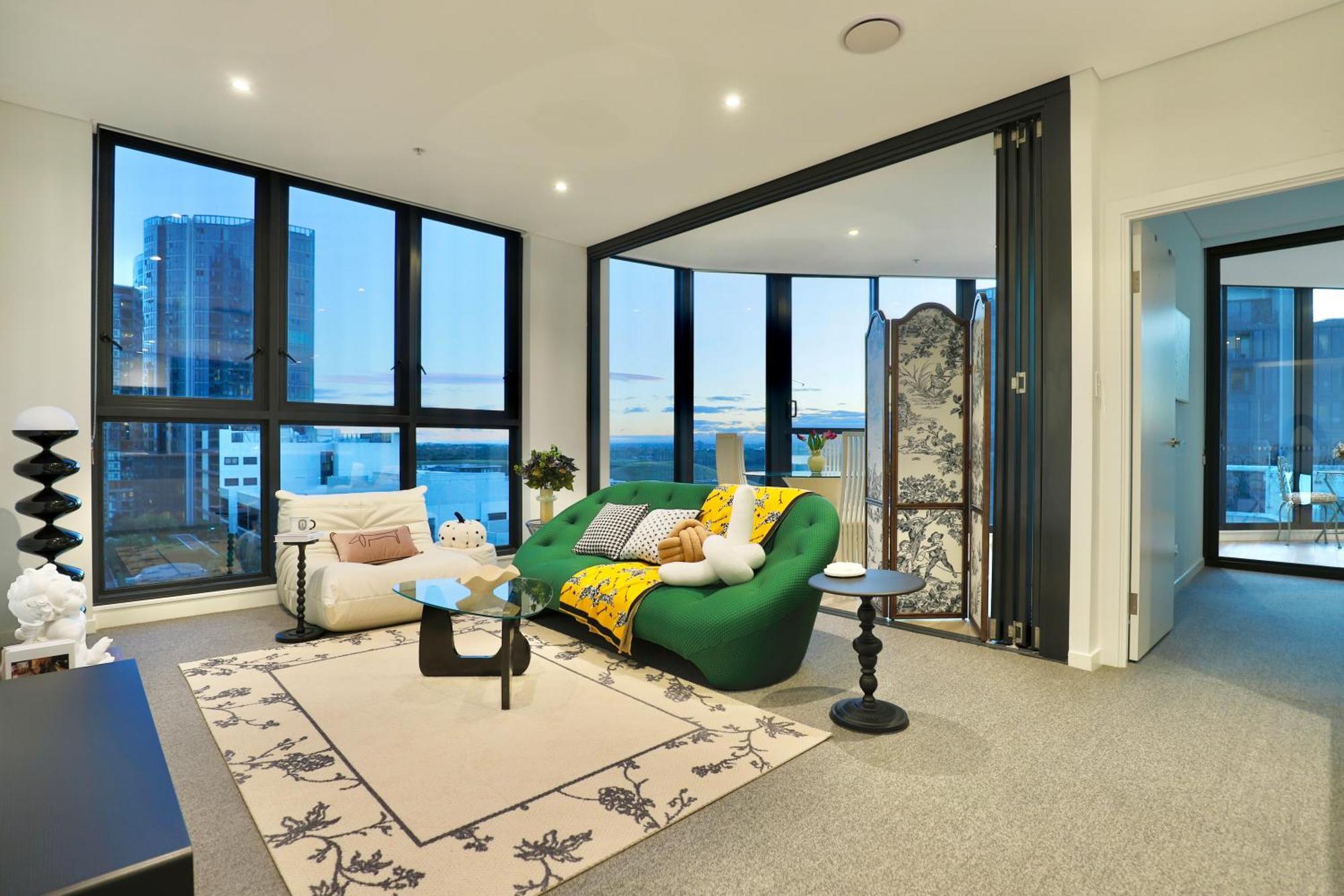 Lumiere Waterside Oasis - Views, Parking, Ease Apartment