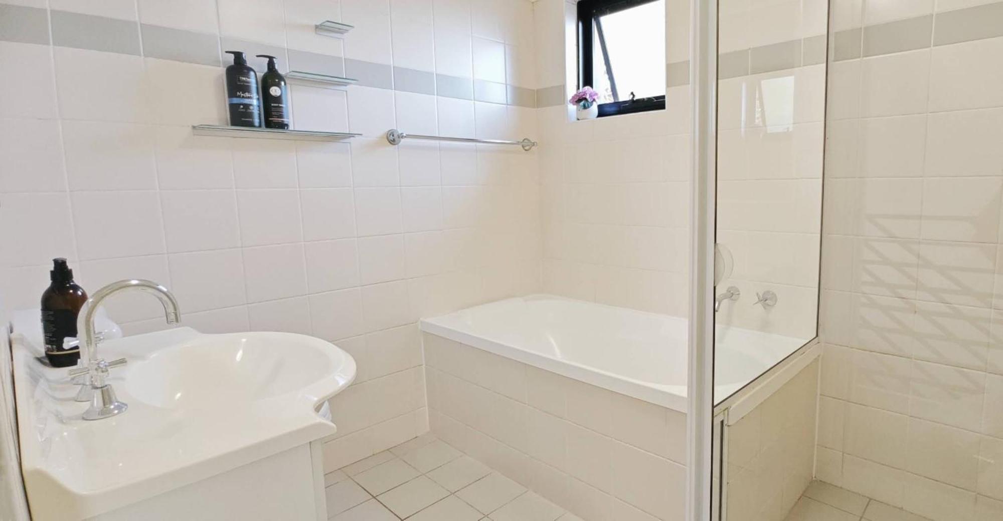 Brand New Furniture And Appliances In Quiet Street Villa Sydney