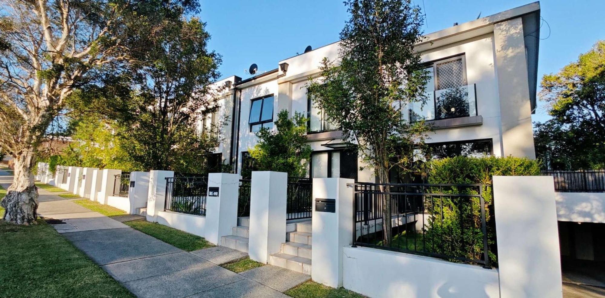 Brand New Furniture And Appliances In Quiet Street Villa Sydney