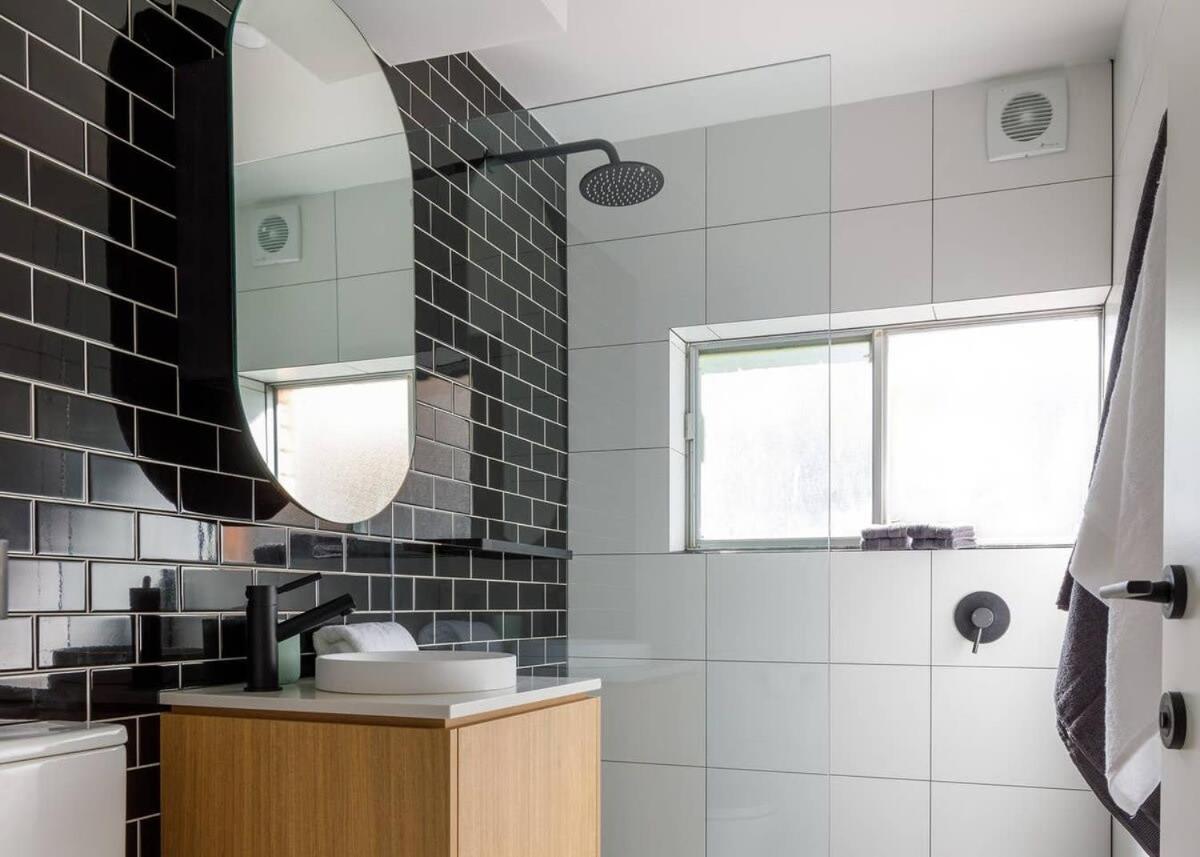 2 Bdrm In Annandale With Courtyard & Parking Apartment Sydney