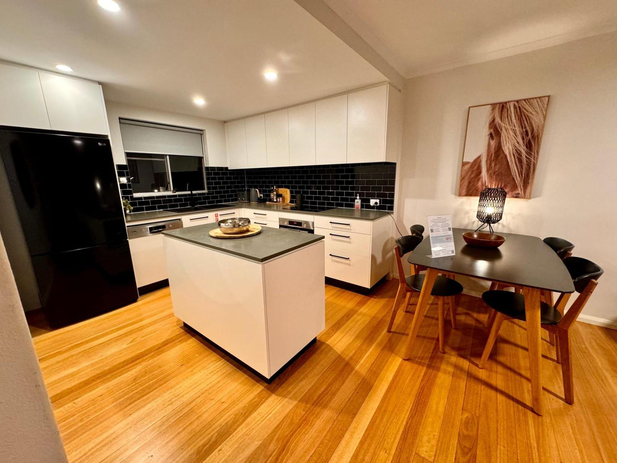 Apartment 2 Bdrm In Annandale With Courtyard & Parking Sydney