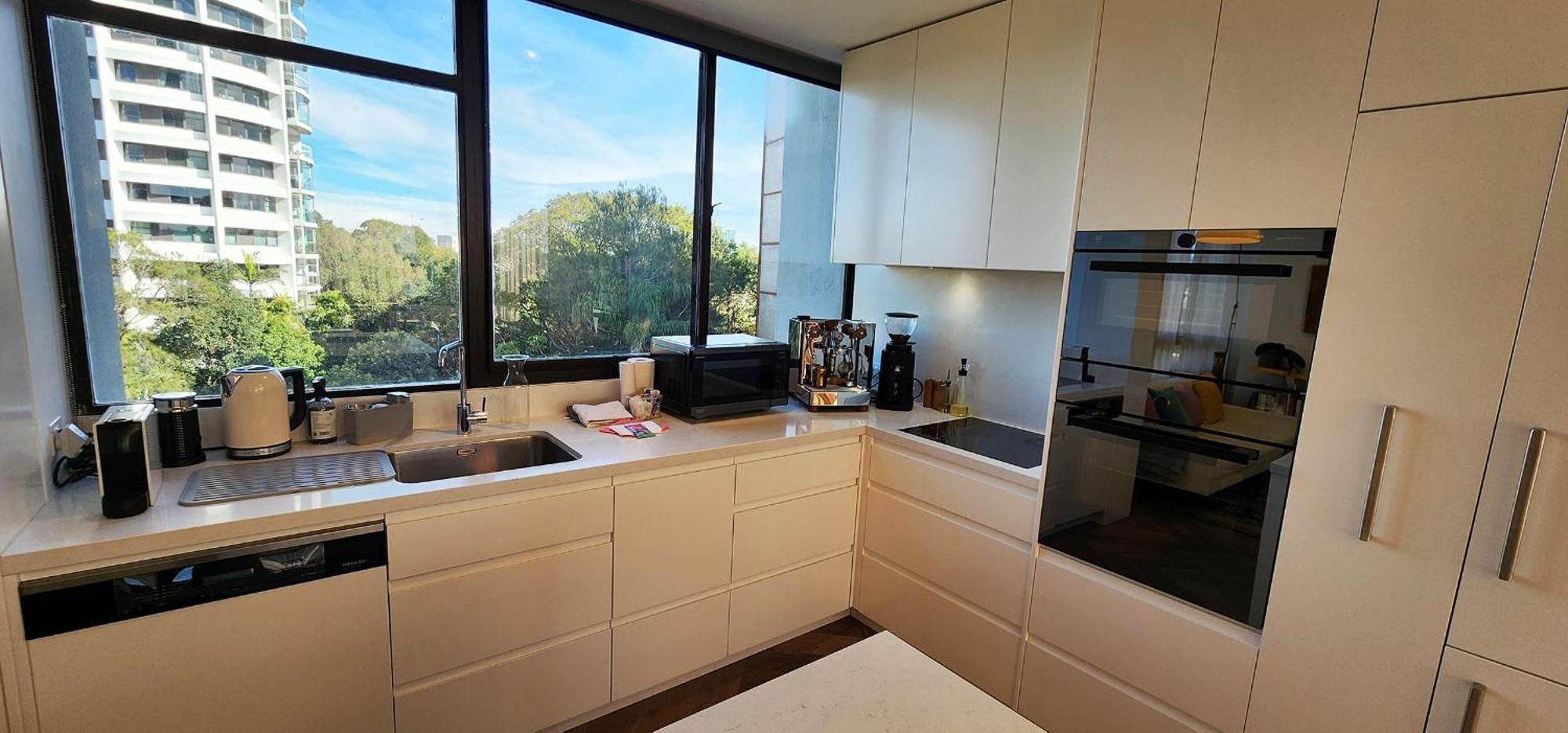 Beautiful Harbour Views, Stylish & Pool Apartment