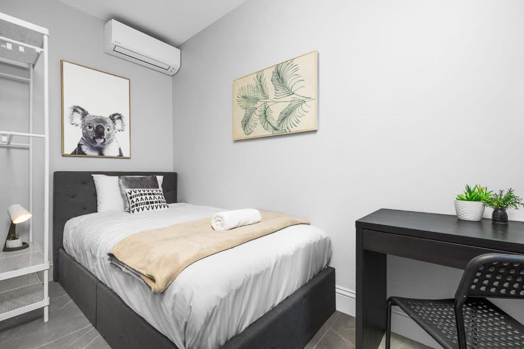 Luxe Single - Ac - Next To Station - Nearby Hot Spots - Shared Bathroom Guest house *