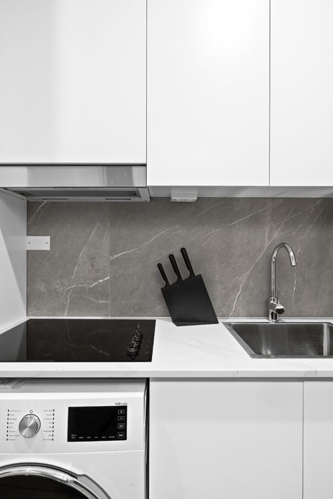 Luxe Single - Ac - Next To Station - Nearby Hot Spots - Shared Bathroom Guest house