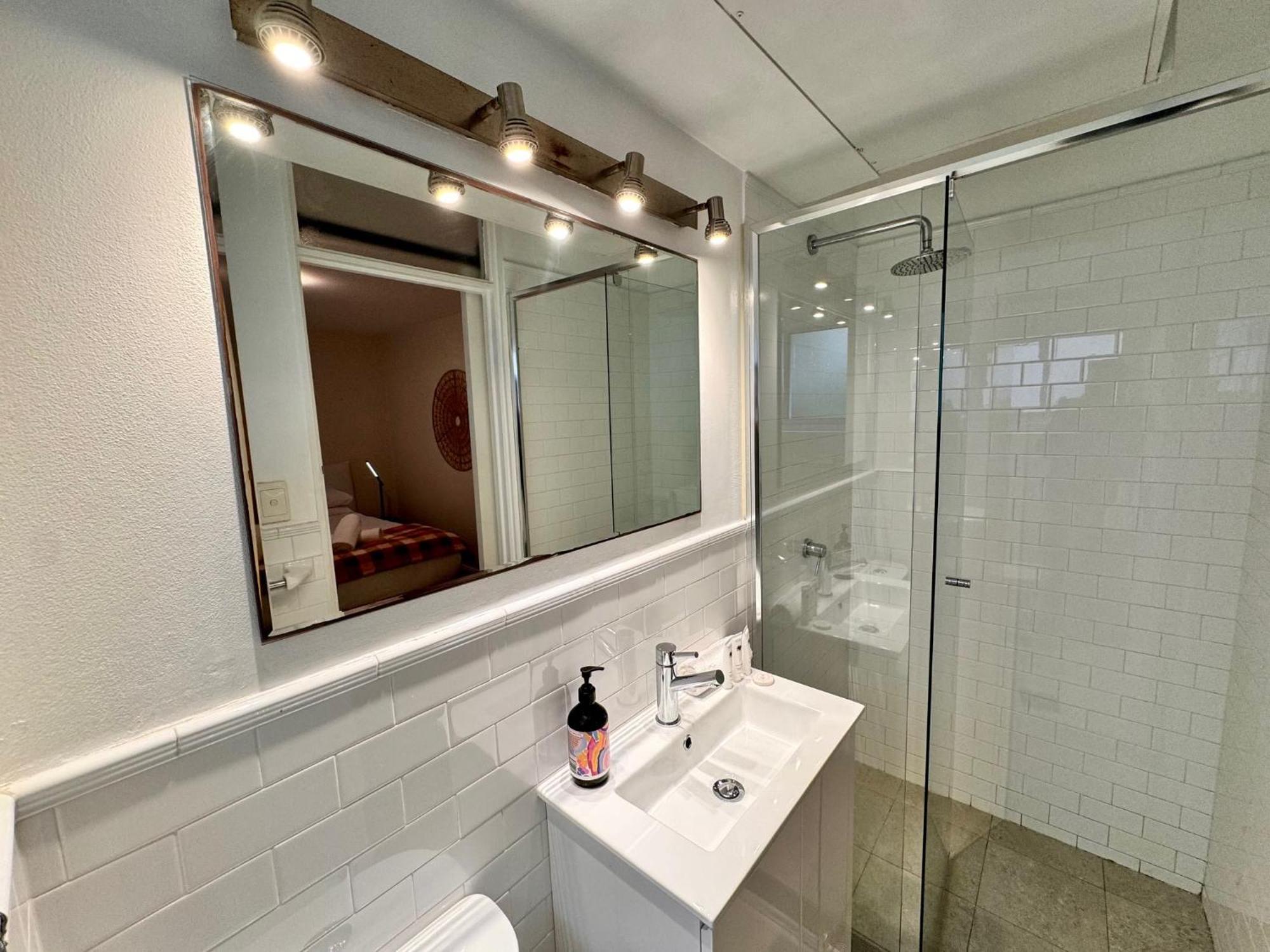 1 Bdrm Manly Beachside With Parking Apartment *