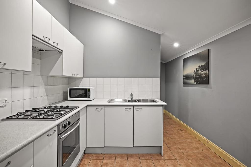 Cozy Single - Seconds To Station - Nearby Cbd Usyd Uts - Shared Bathroom Guest house