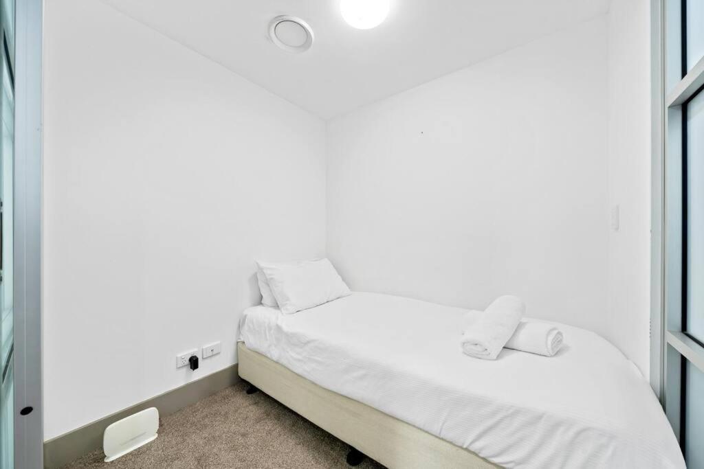 City 3 Bedrooms Apt - 1 Converted From Study