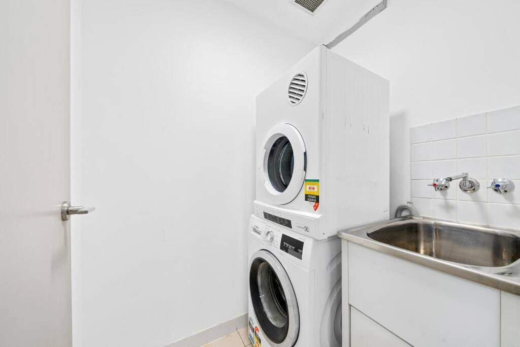 City 3 Bedrooms Apt - 1 Converted From Study * Sydney