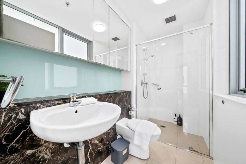 City 3 Bedrooms Apt - 1 Converted From Study Apartment Sydney