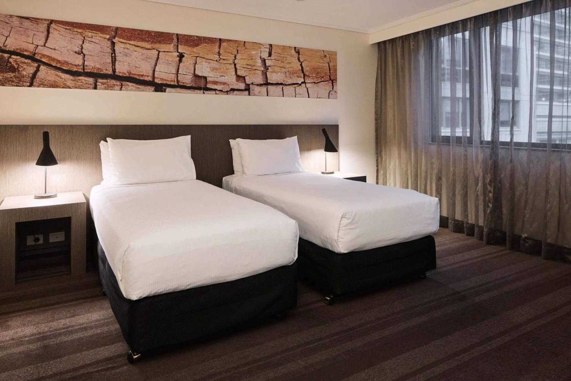 Hotel Rydges World Square 4*