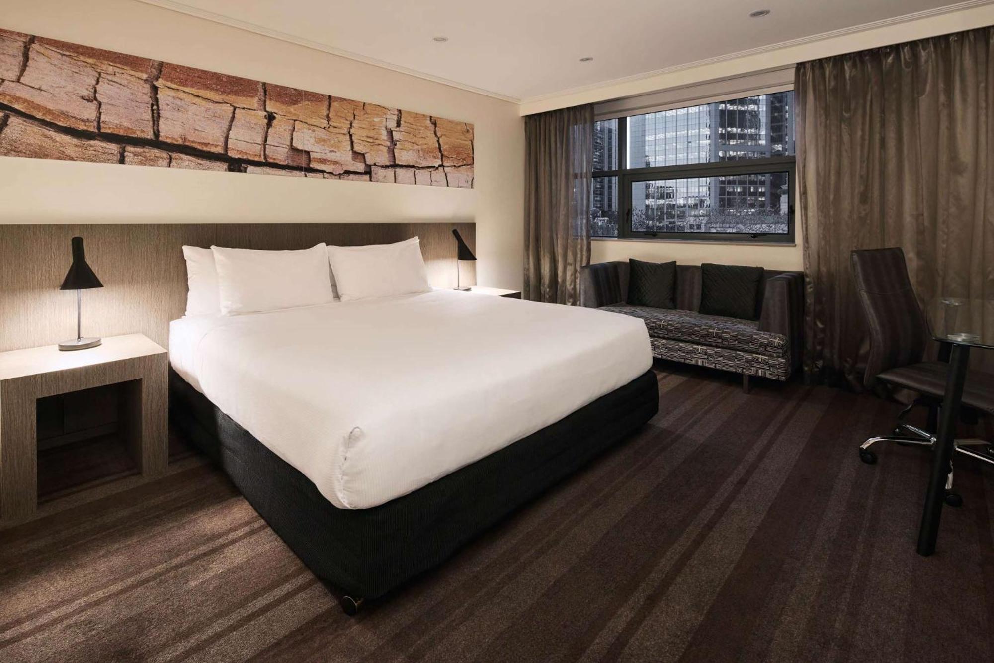 Hotel Rydges World Square 4*