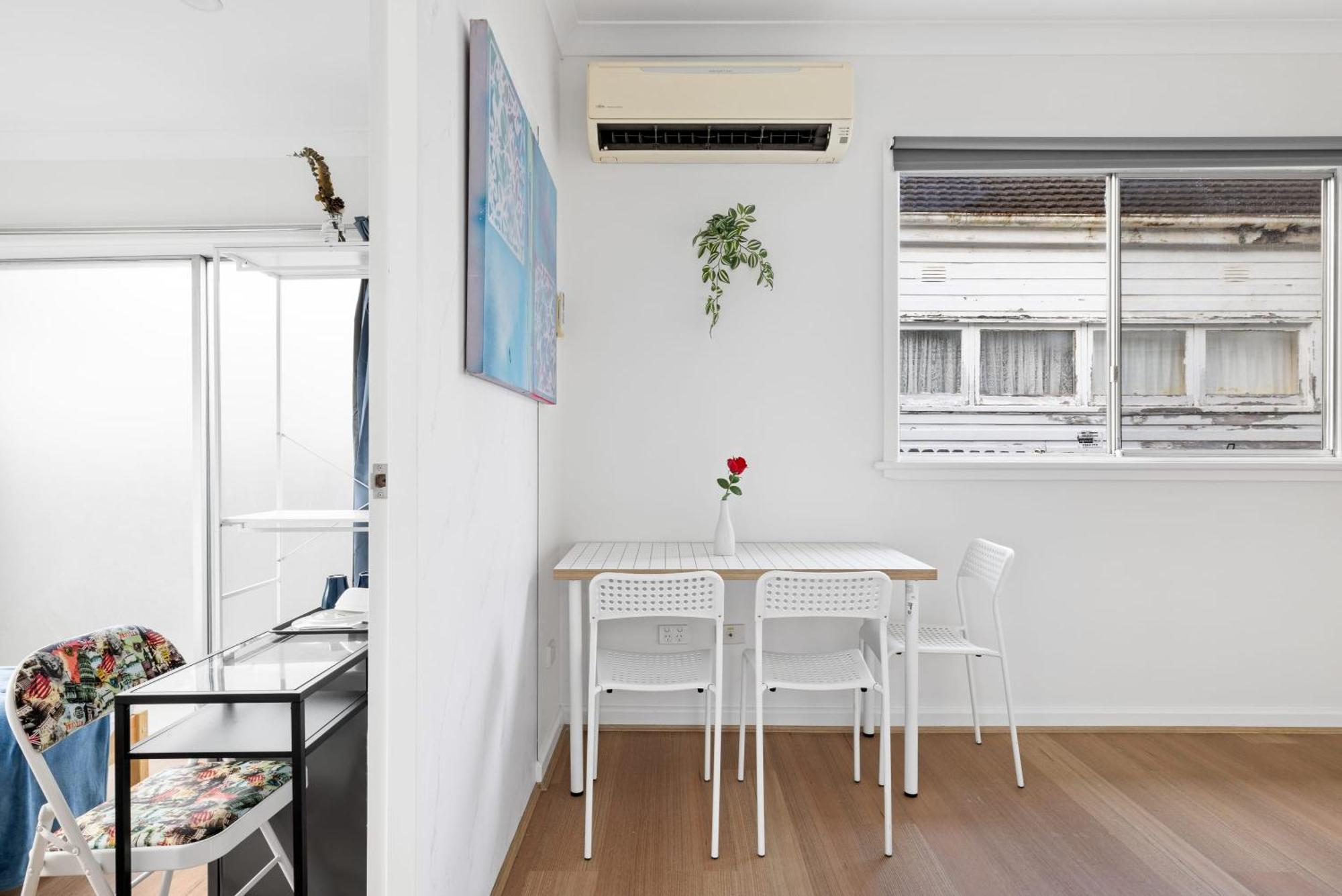 Modern Double - Mins To Airport - Shared Bathroom Guest house *