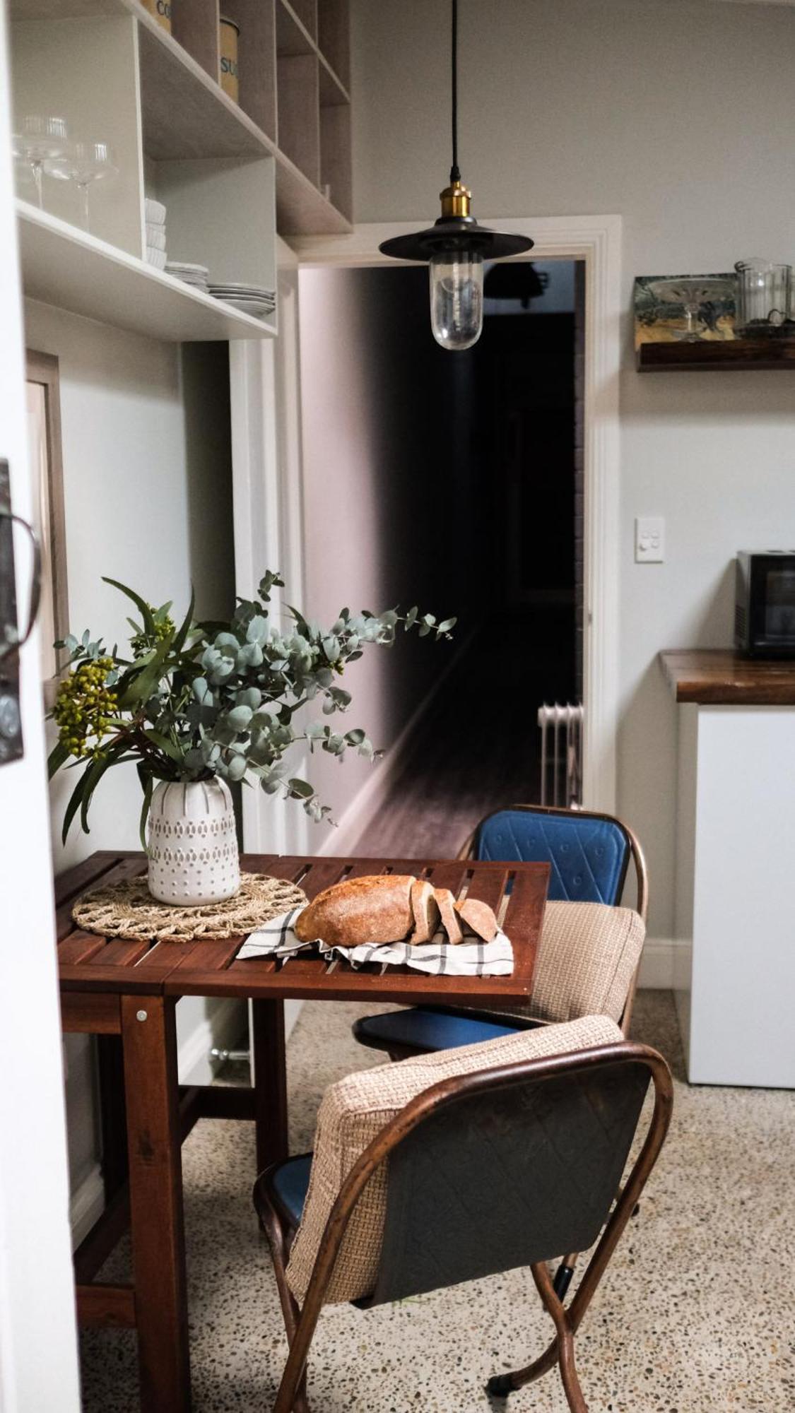 Charming Vintage Flat Near Newtown. 11am Checkout. Sydney