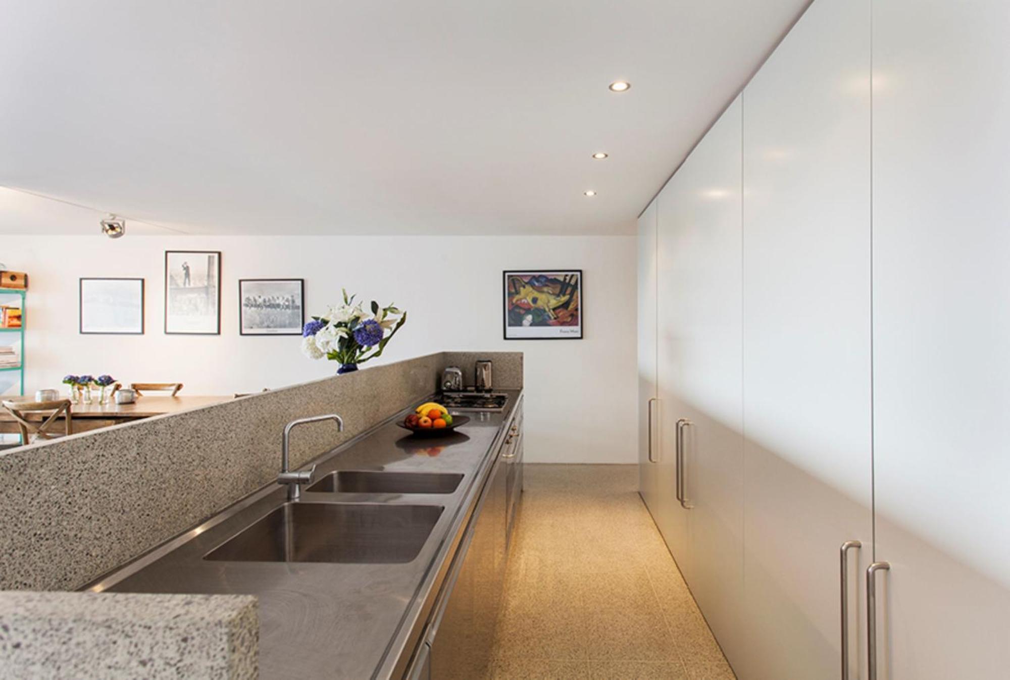Modern & Sleek, Minutes To The City. Parking/pool