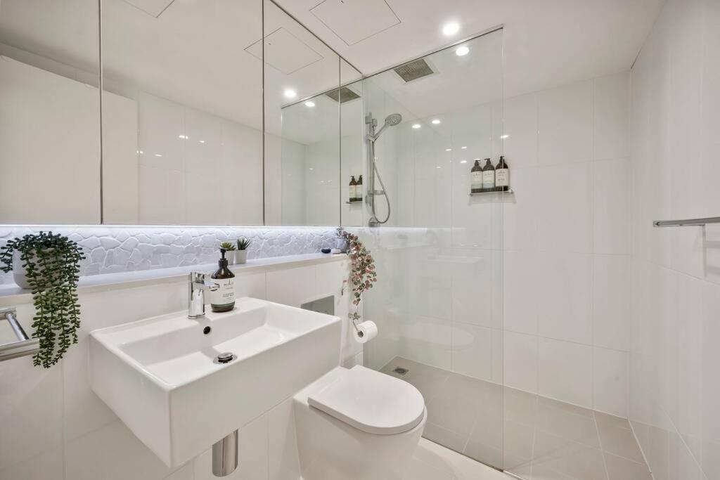 Stylish & Modern Pad - Balcony Ac Bbq Lift Sydney