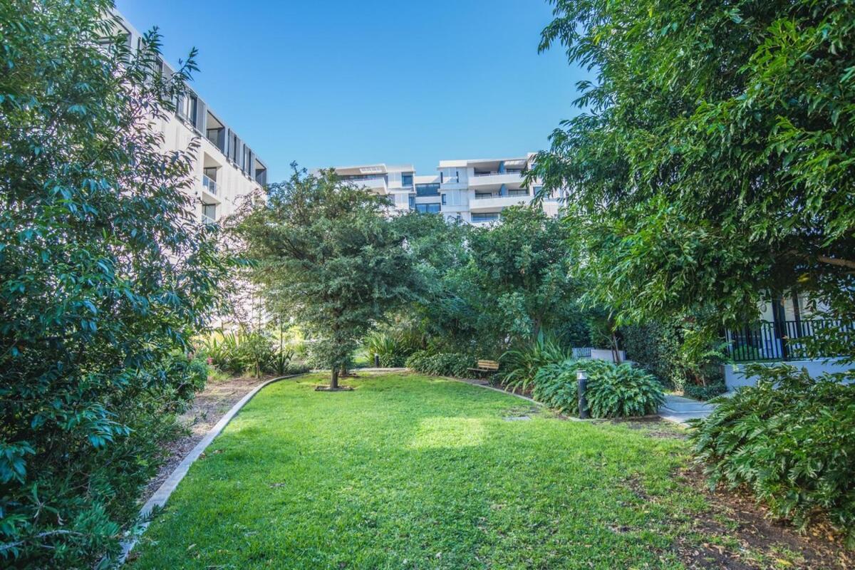 Ultimate Rosebery Convenience - Parking Available Apartment *