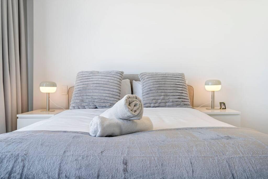 Cbd Luxury 1br Harbour Views & Premier Facilities Sydney