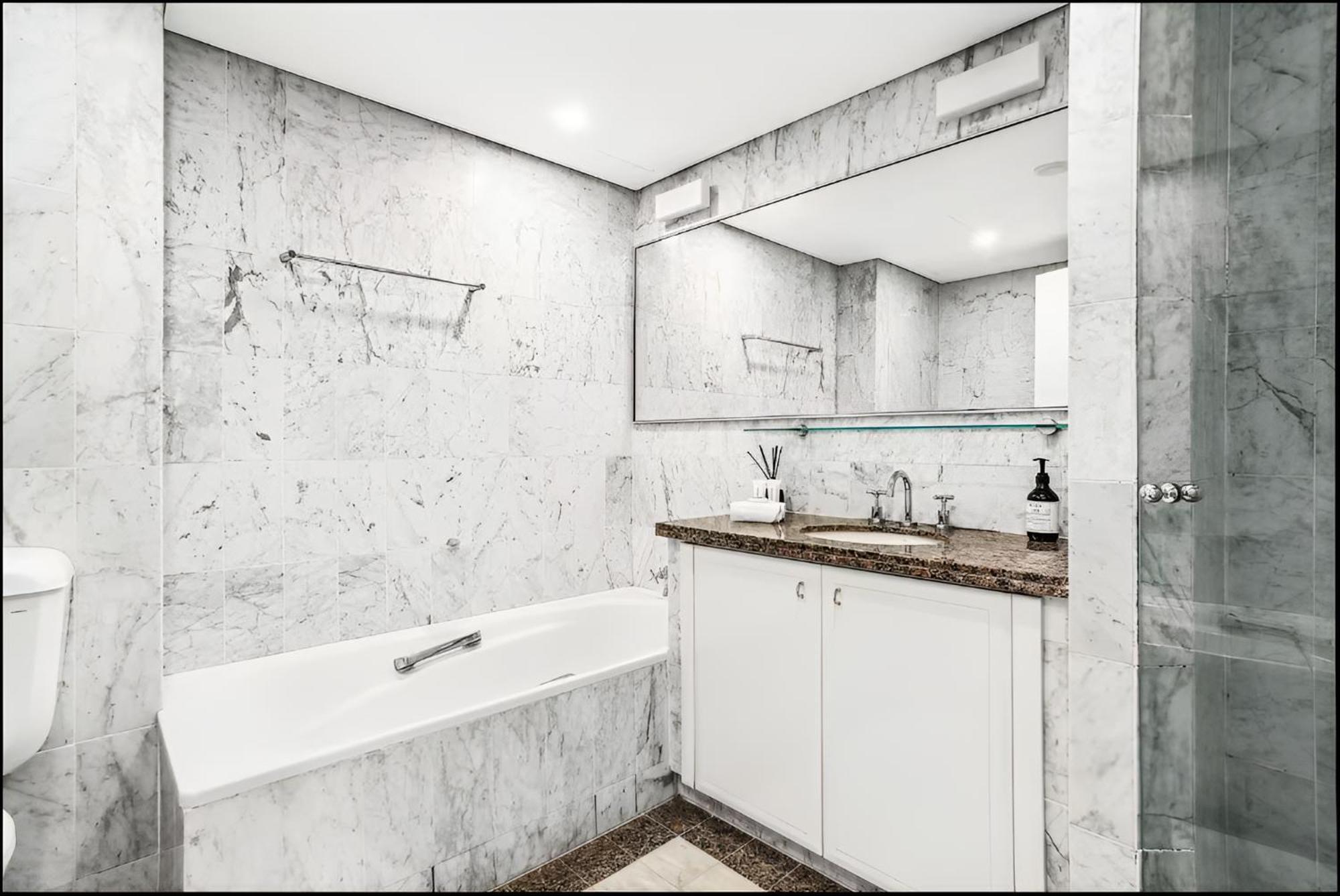 Apartment With Pool, Sauna & Gym Sydney