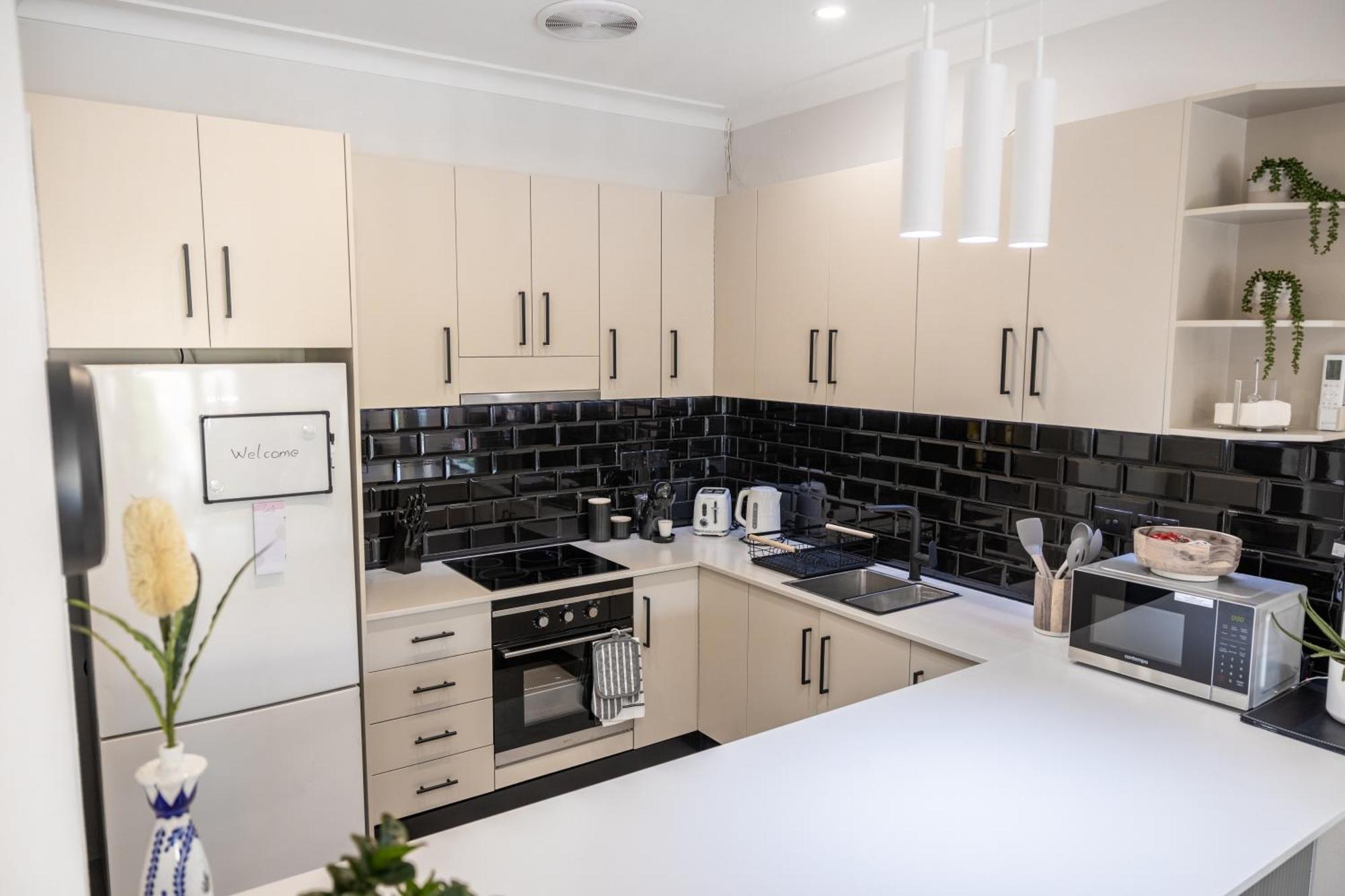 Apartment 2 Bedroom In Ashfield, 200m To Train Station,free Parking