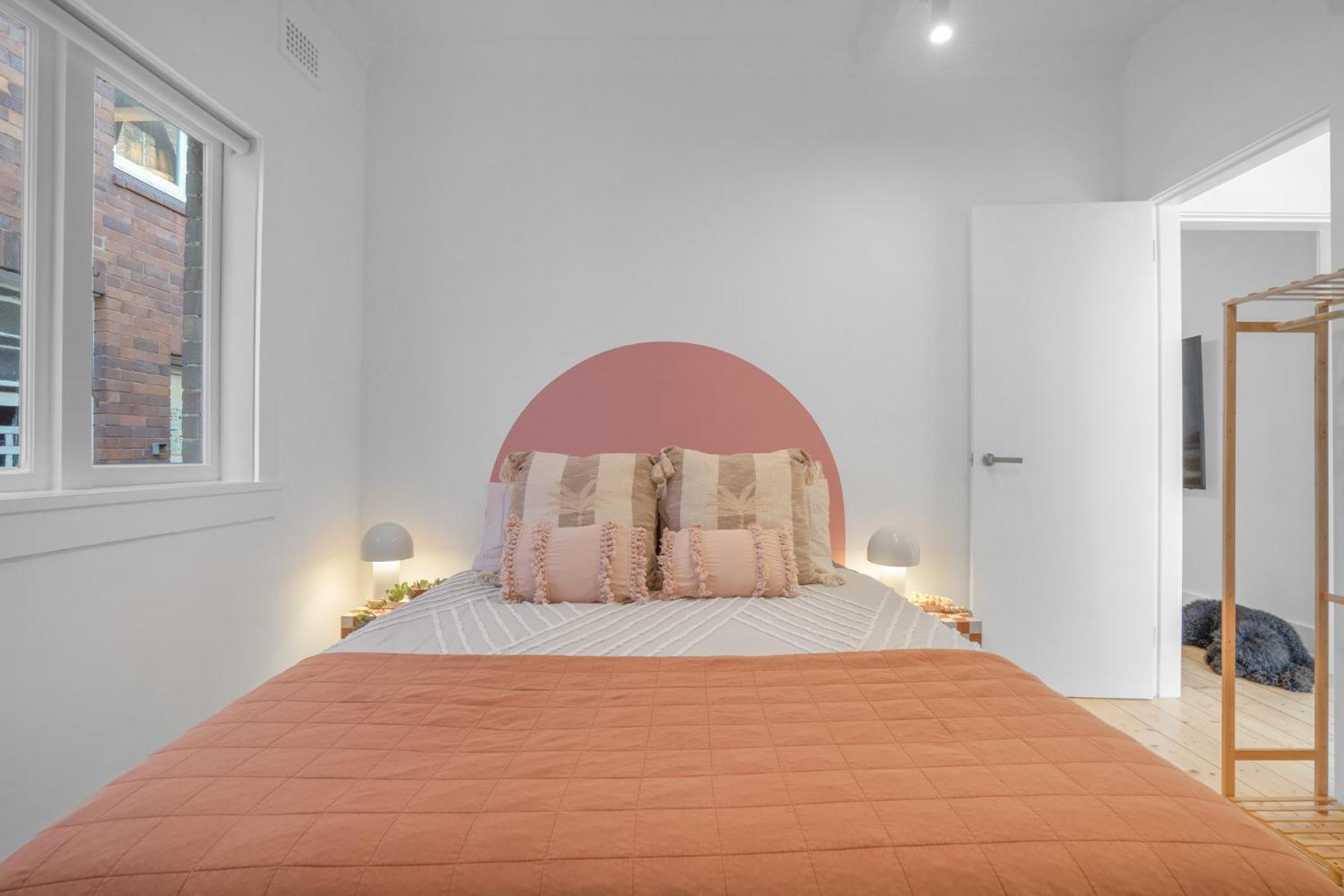 1 And 2 Bed - 500m To - Belle's At Bondi Hotel