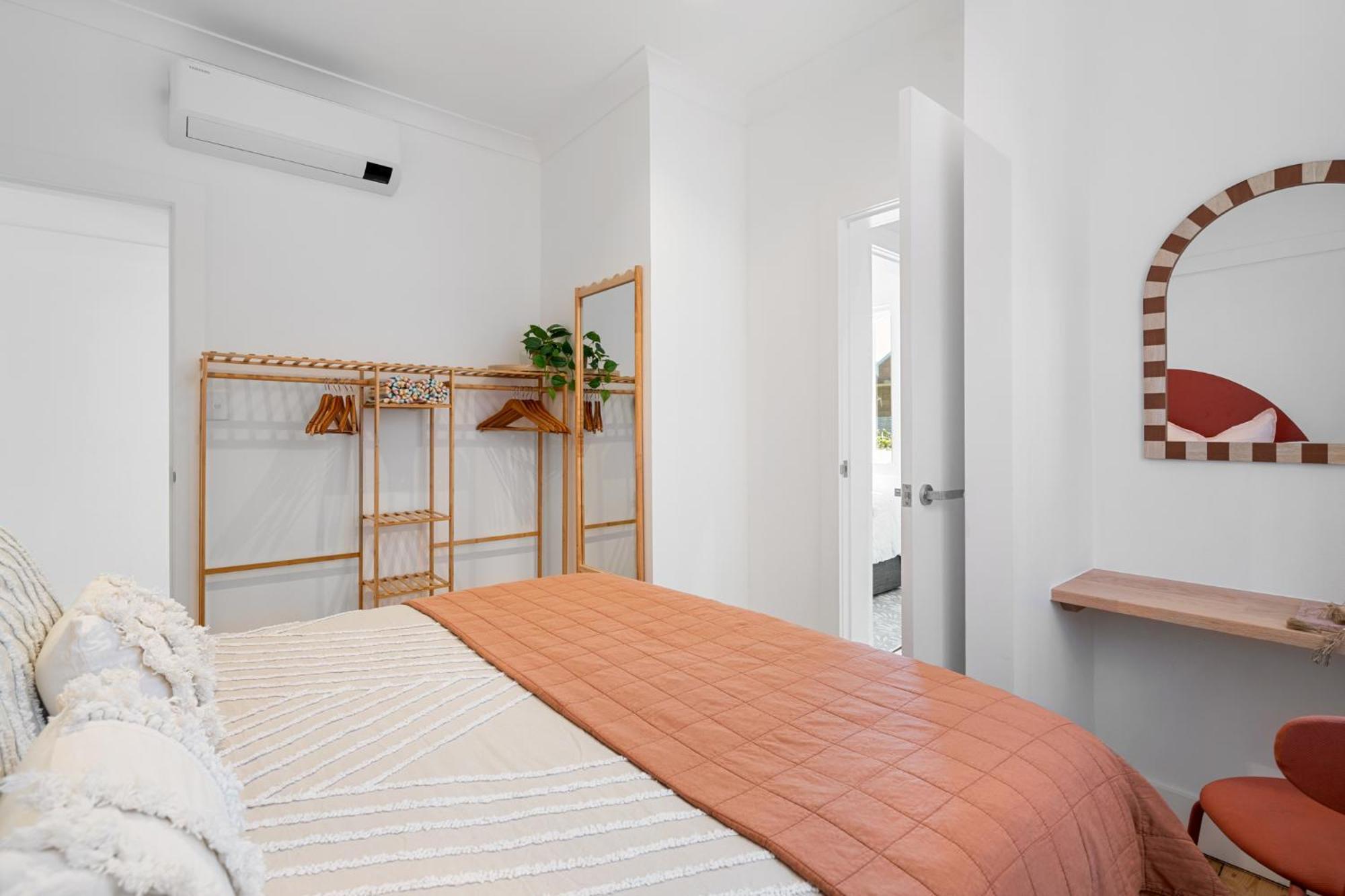 1 And 2 Bed - 500m To - Belle's At Bondi Hotel *
