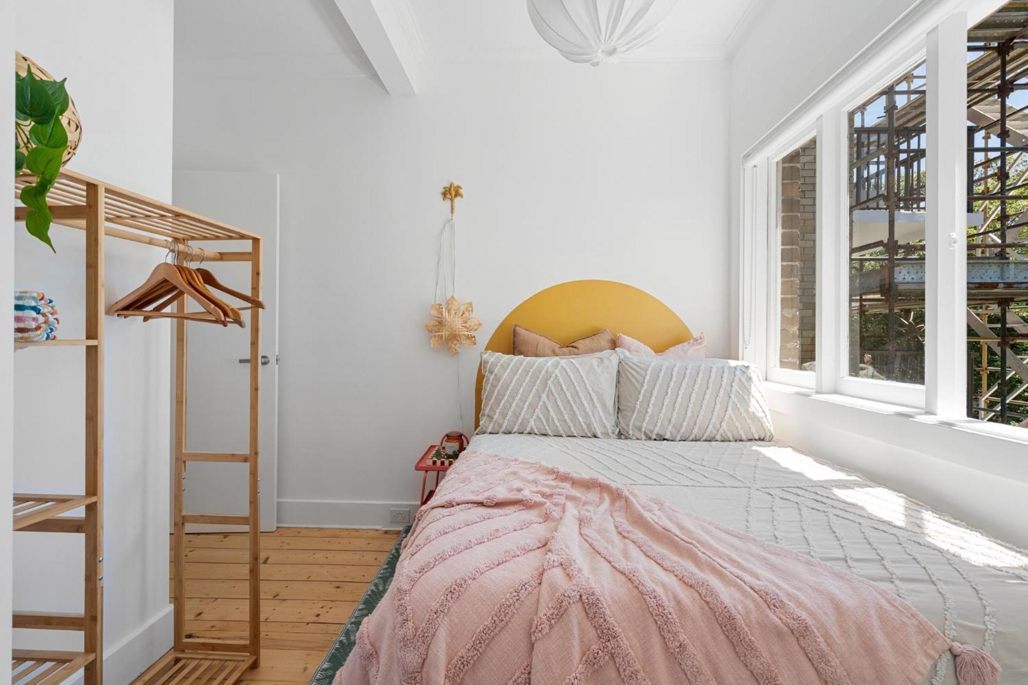 1 And 2 Bed - 500m To - Belle's At Bondi Hotel