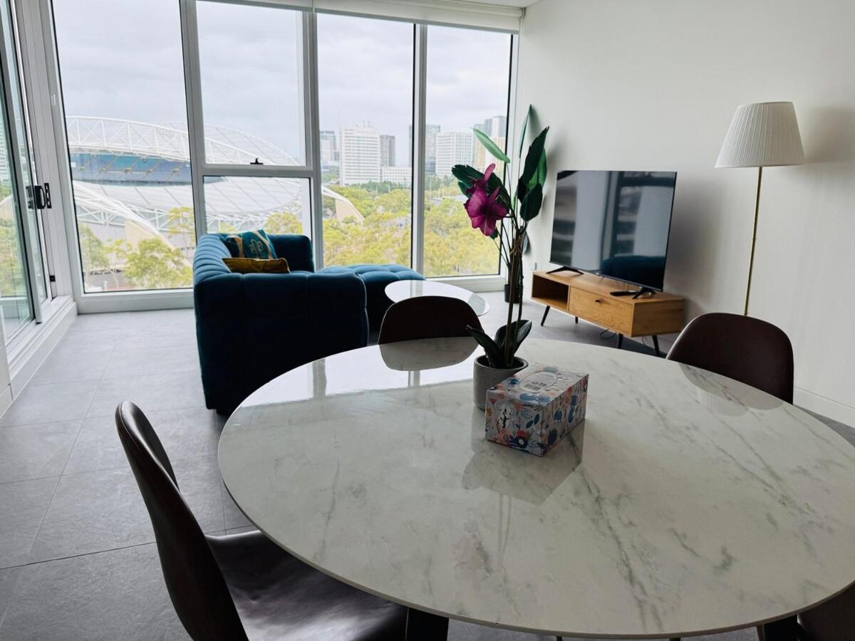 Olympic Park Gem 2 Bedroom Condo-parking, Pool Gym *