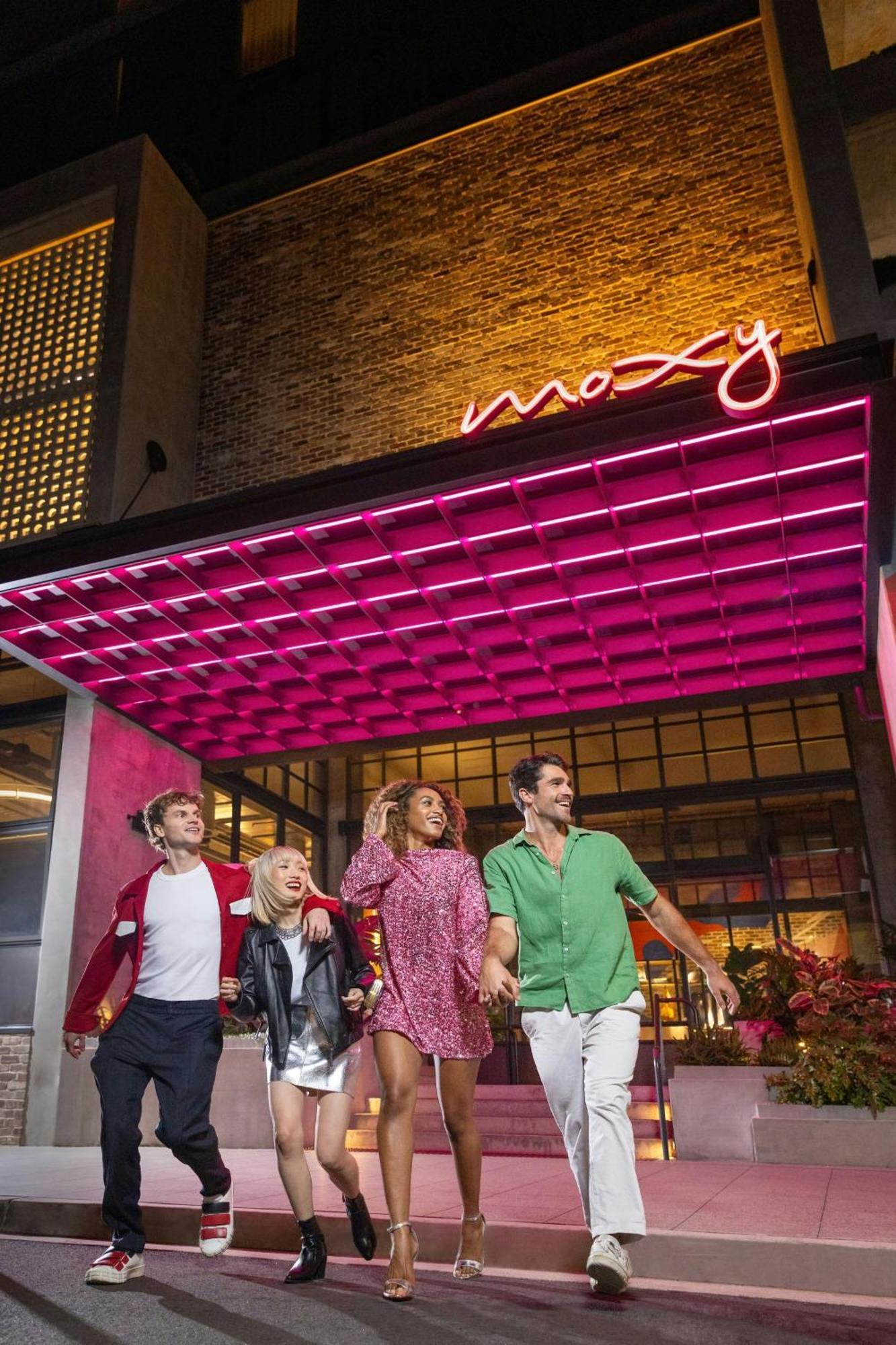 Moxy Airport 4*