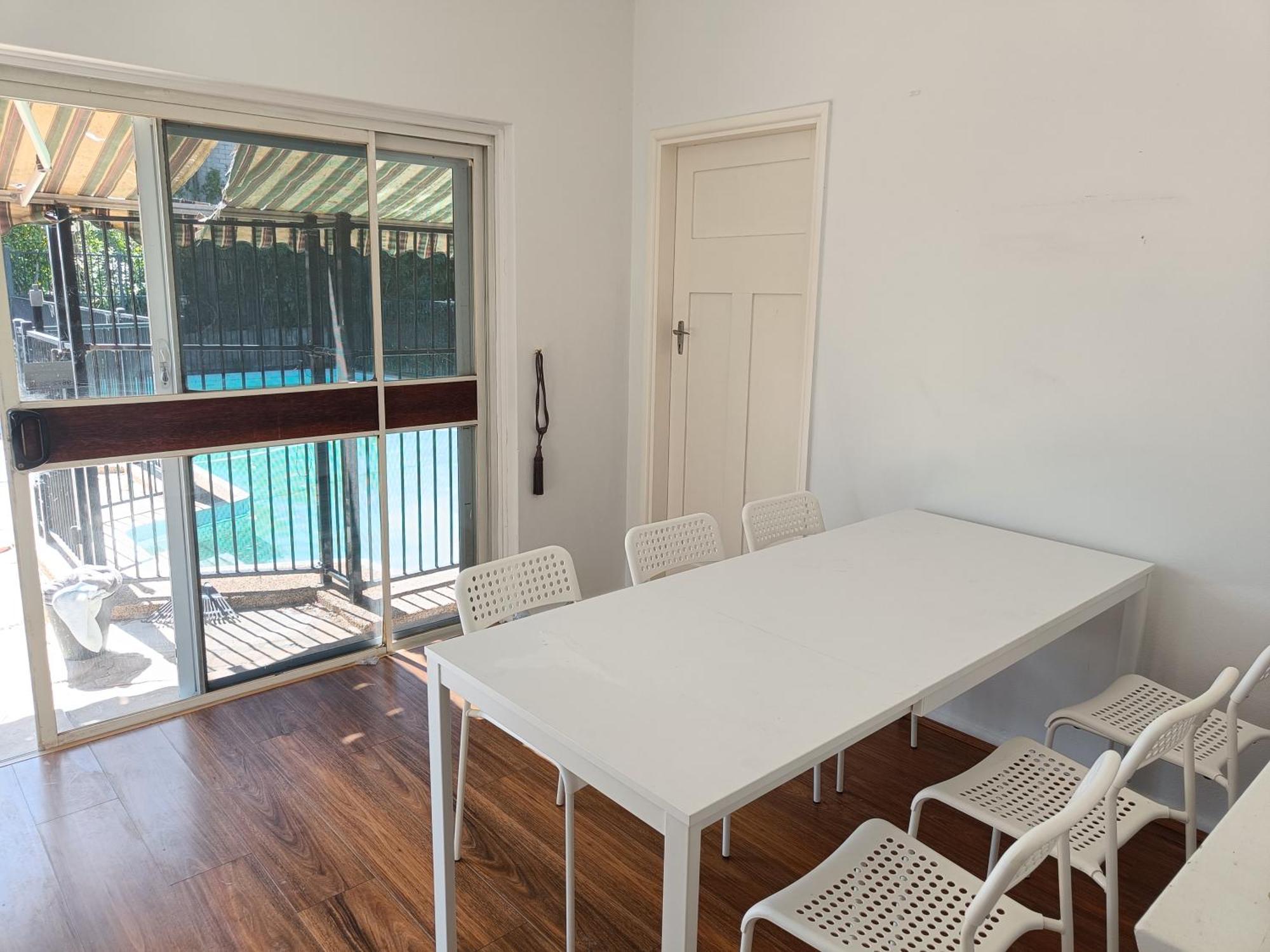 Spacious Queen In Carlingford With Pool - C2 Homestay Sydney