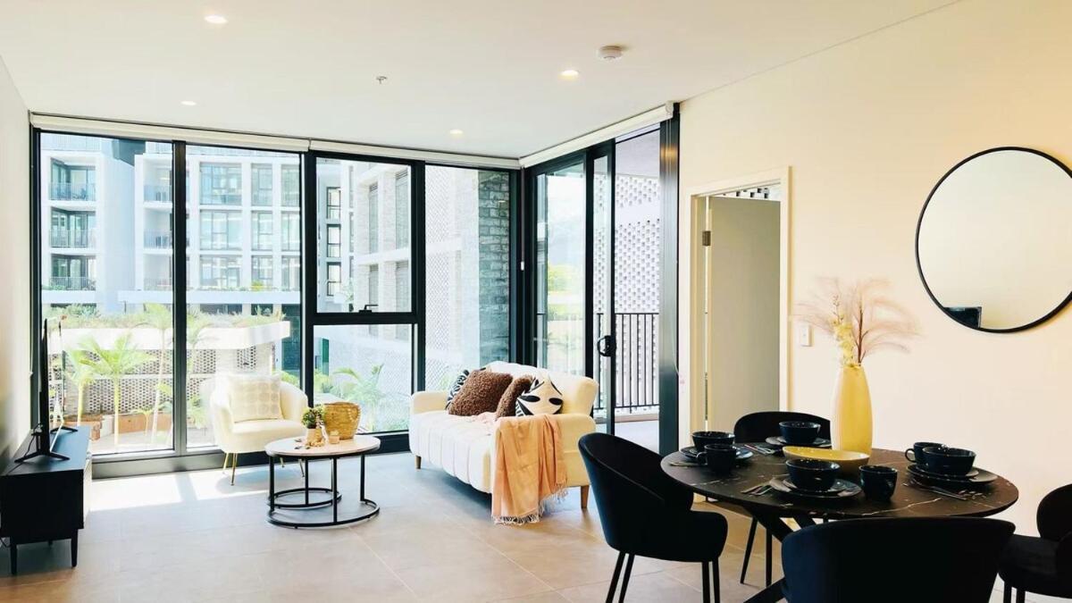 Luxury Poolside 2 Bedroom In Olympic Park Apartment *