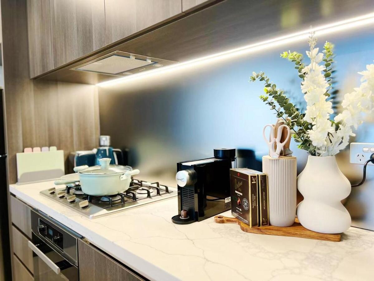 Luxury Poolside 2 Bedroom In Olympic Park *