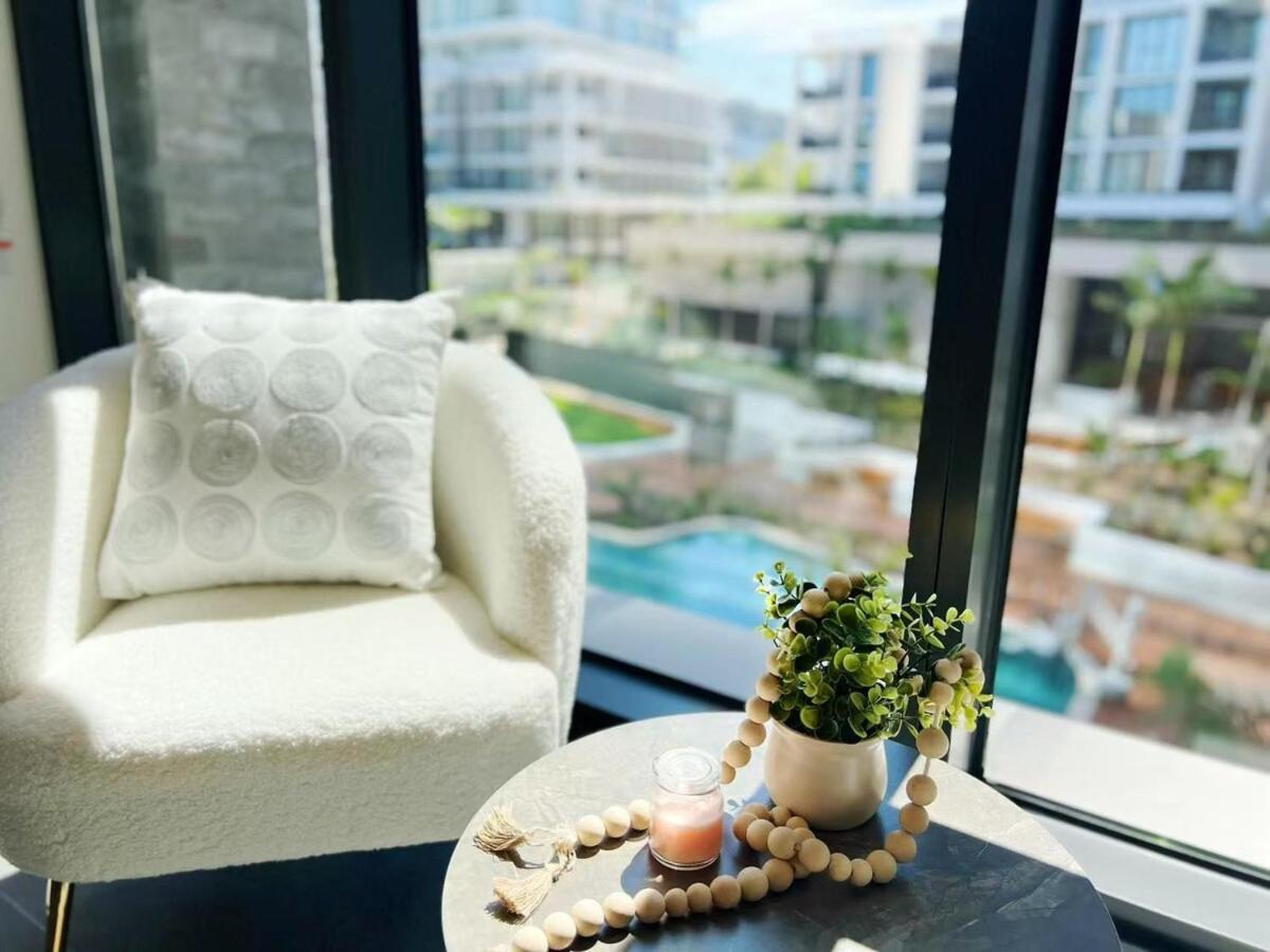 Luxury Poolside 2 Bedroom In Olympic Park Apartment