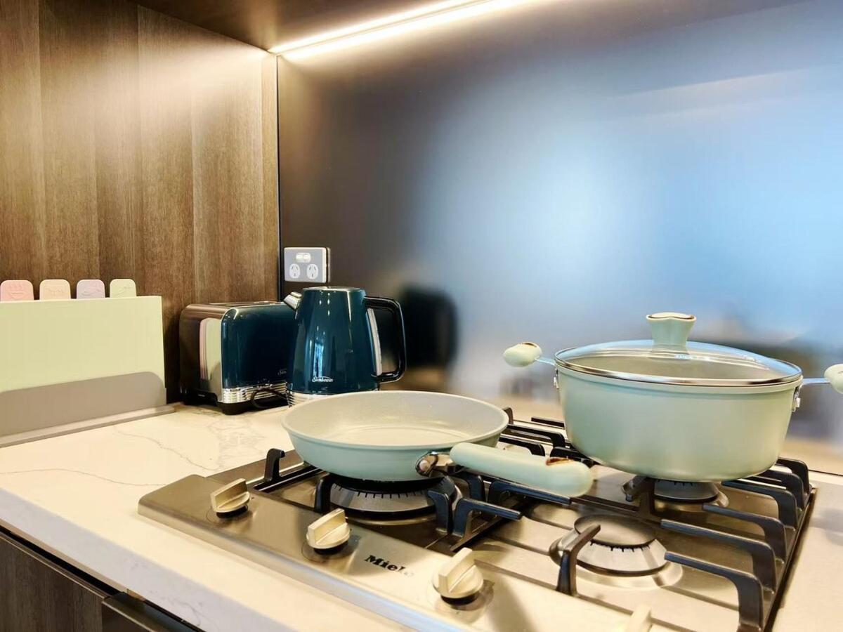 Apartment Luxury Poolside 2 Bedroom In Olympic Park