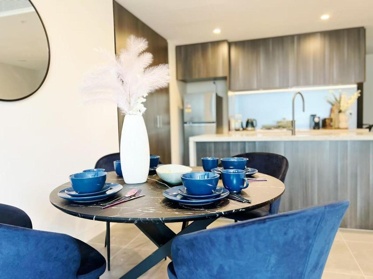 Luxury Poolside 2 Bedroom In Olympic Park Apartment *