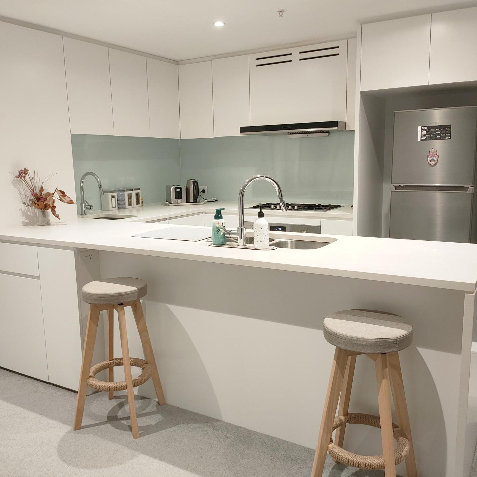 Bay View 2 Bed Highrise With Free Parking Apartment