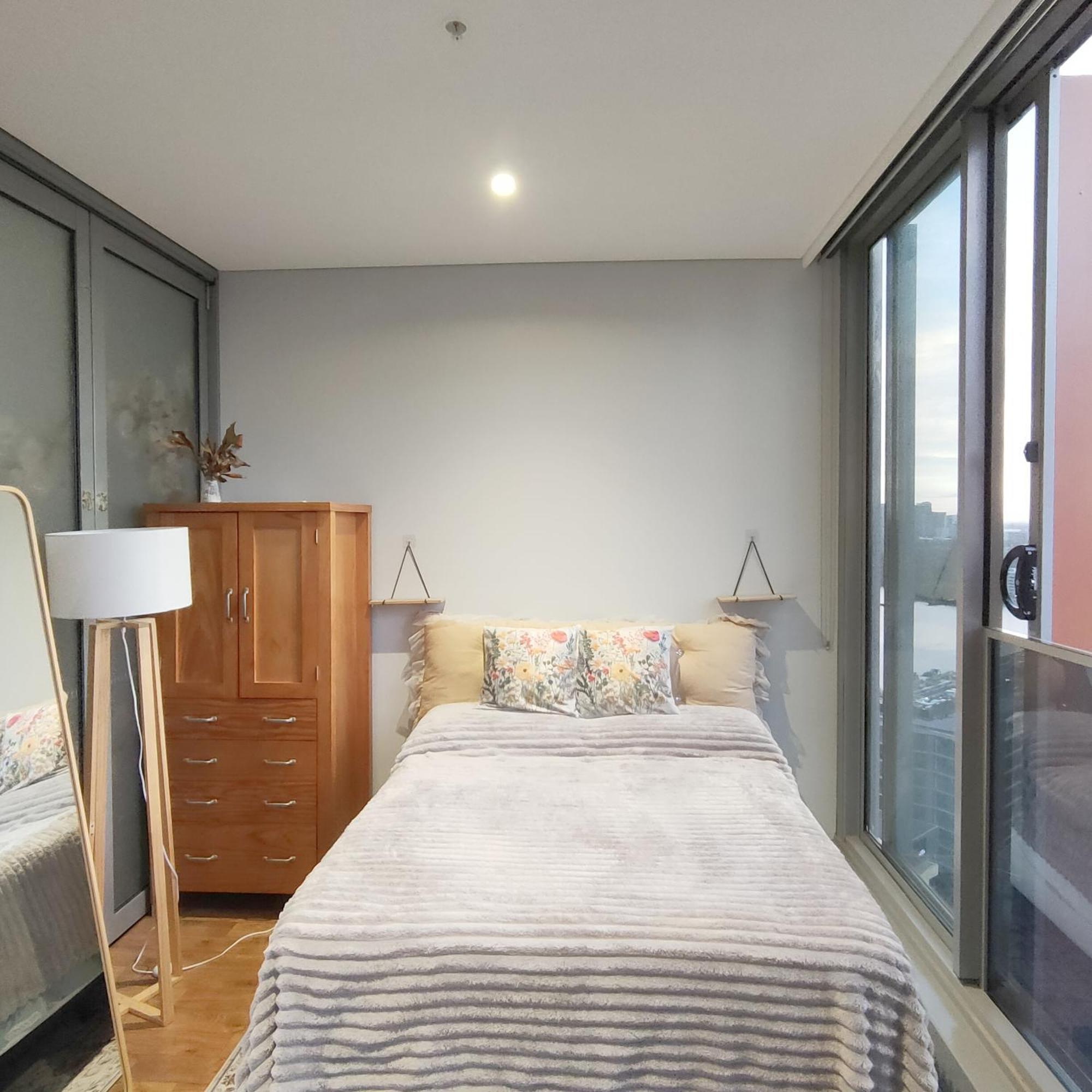 Bay View 2 Bed Highrise With Free Parking Apartment *