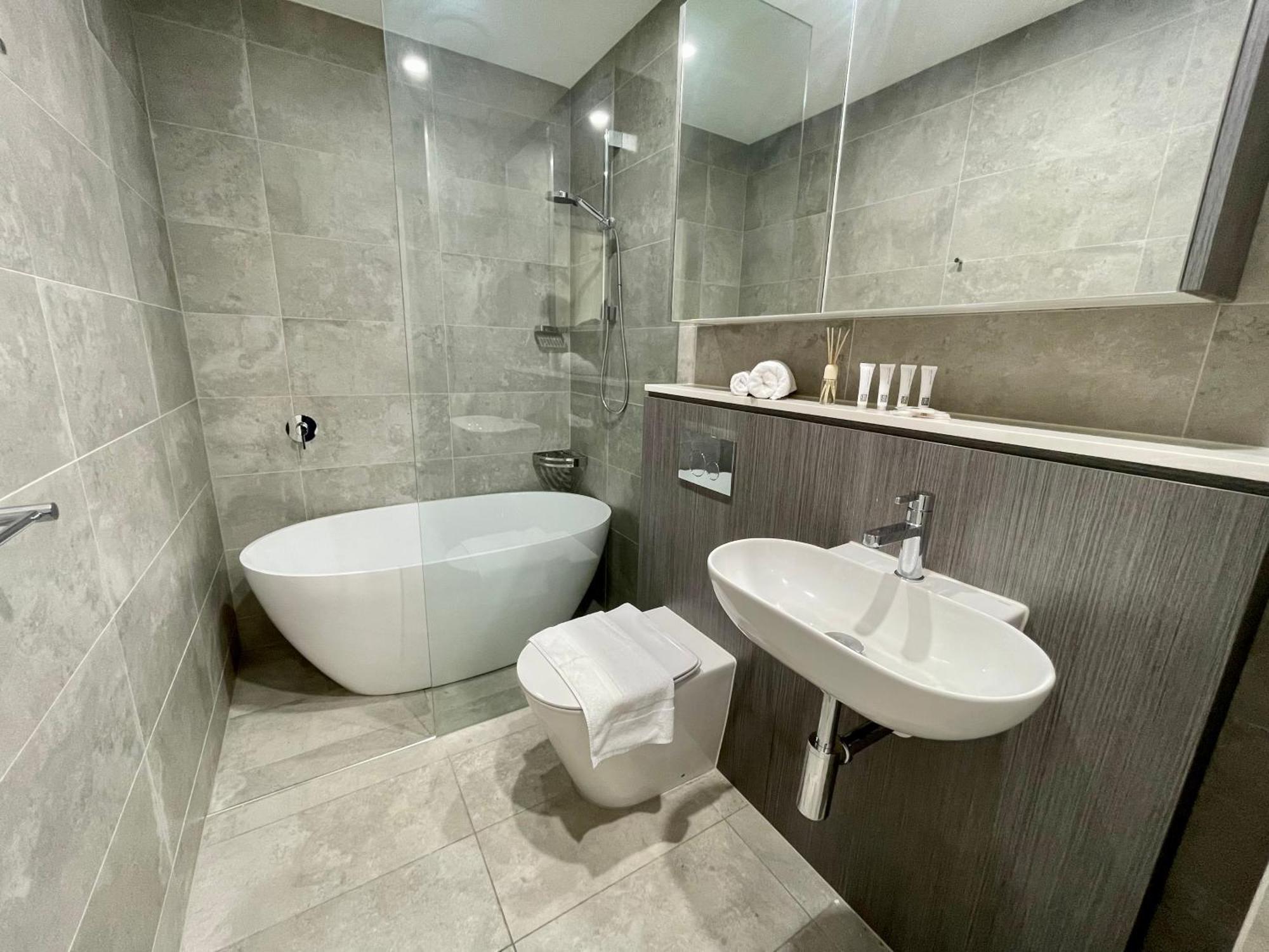 Olympic Park Delight - 2 Bdrm -parking - Views Apartment