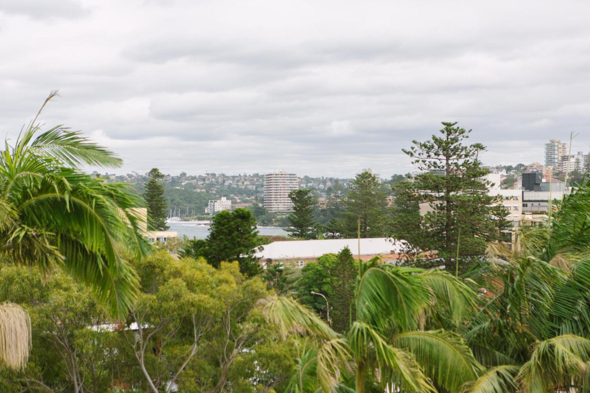 Spacious 4-bedroom Manly Apartment, Balcony, Bath & Fireplace, 2 Min To * Sydney