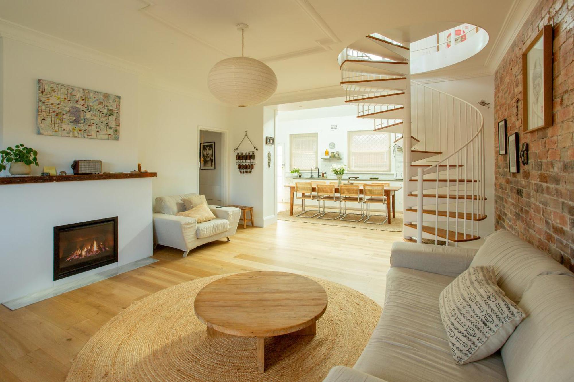 Apartment Spacious 4-bedroom Manly Apartment, Balcony, Bath & Fireplace, 2 Min To