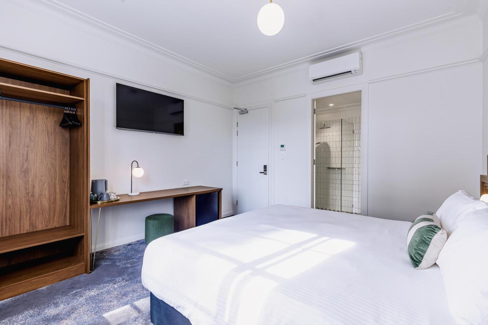 The Lakes Hotel, Rosebery Sydney