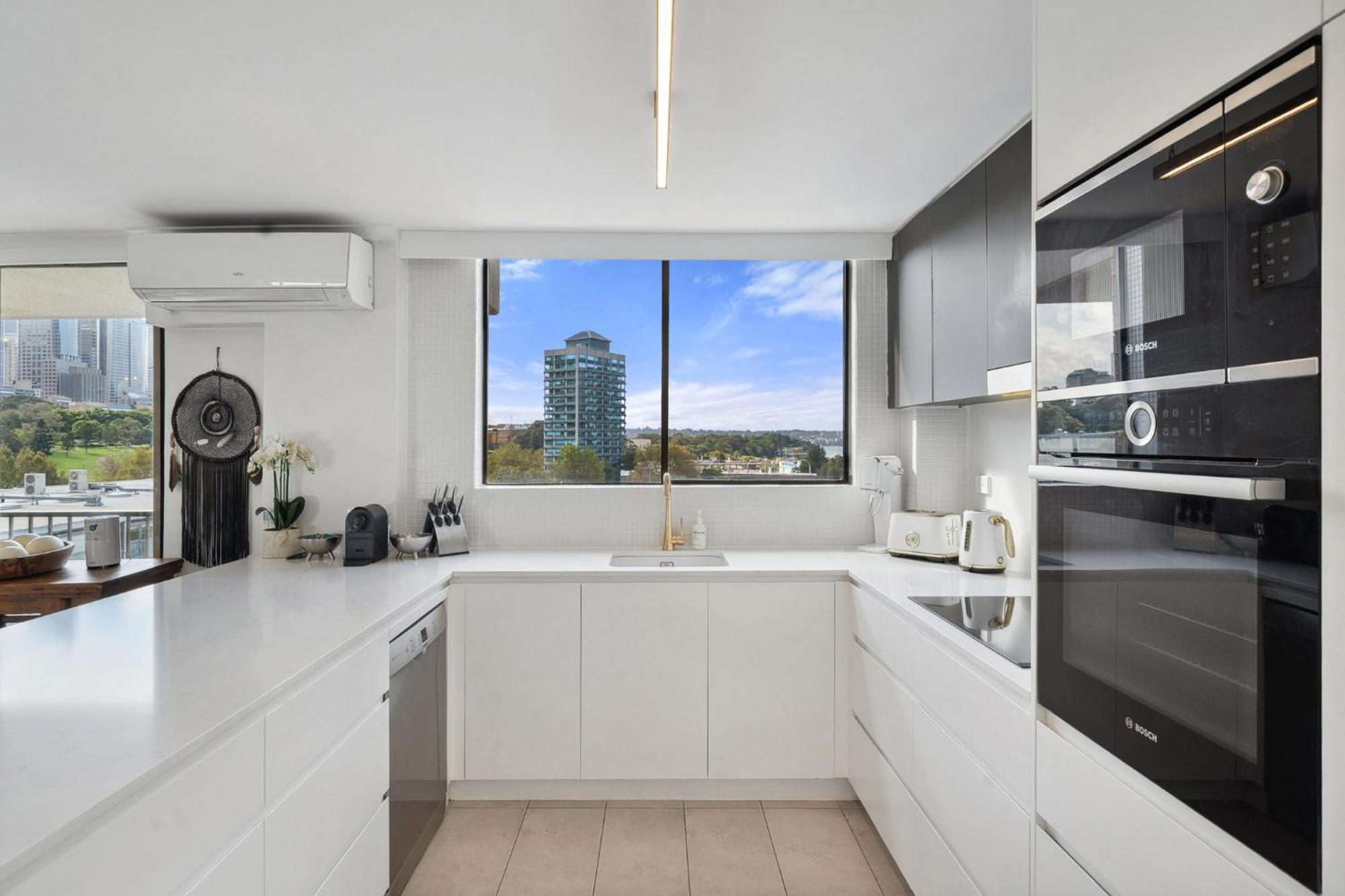 Inner Harbour Views With Parking Apartment