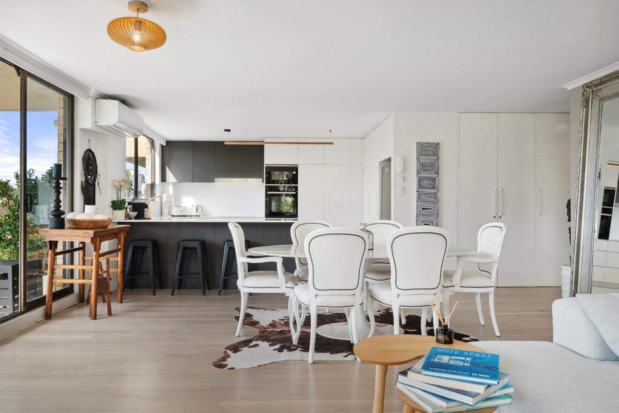 Inner Harbour Views With Parking Apartment *